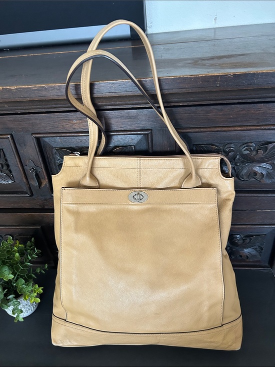 Banana Republic Handbags - Banana Republic Beige Leather Tote with Turn-Lock Pocket